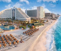 A beautiful hotel in Cancún with a view of the ocean