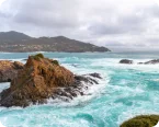 Una vista serena de una playa en Ensenada