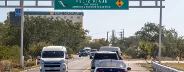 A Mexican road sign that reads "Feliz Viaje" (Safe Trip), welcoming travelers with well wishes as they journey through the country.